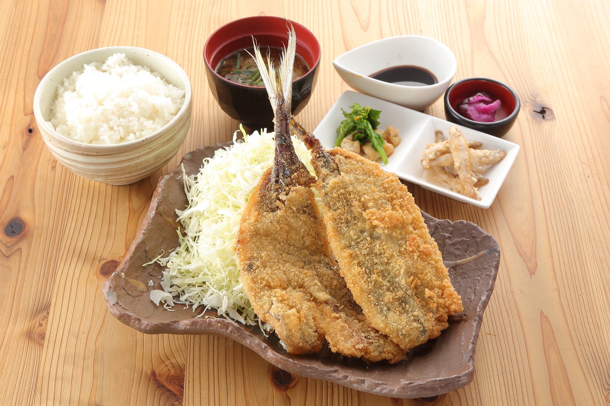 にっぽんのアジフライ定食 980円 ごはん・味噌汁・小鉢付き