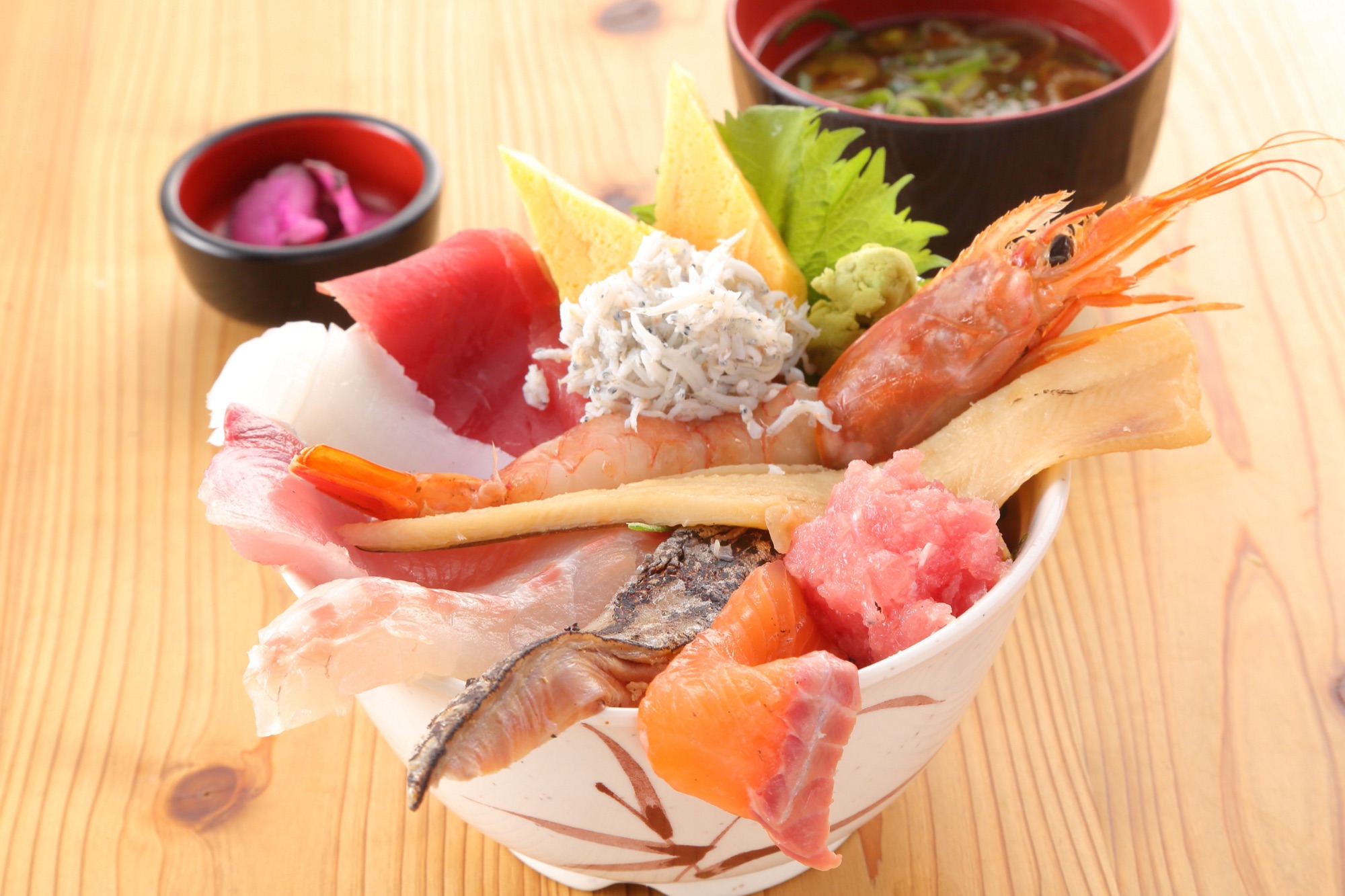 はみだし海鮮丼 1,480円 味噌汁・漬物付き