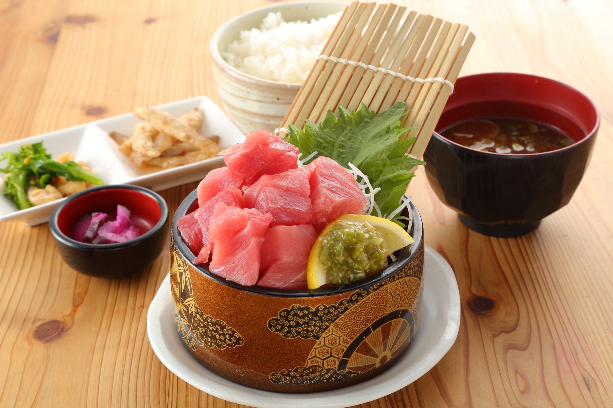 まぐろぶつ切り定食 950円 ごはん・味噌汁・小鉢付き