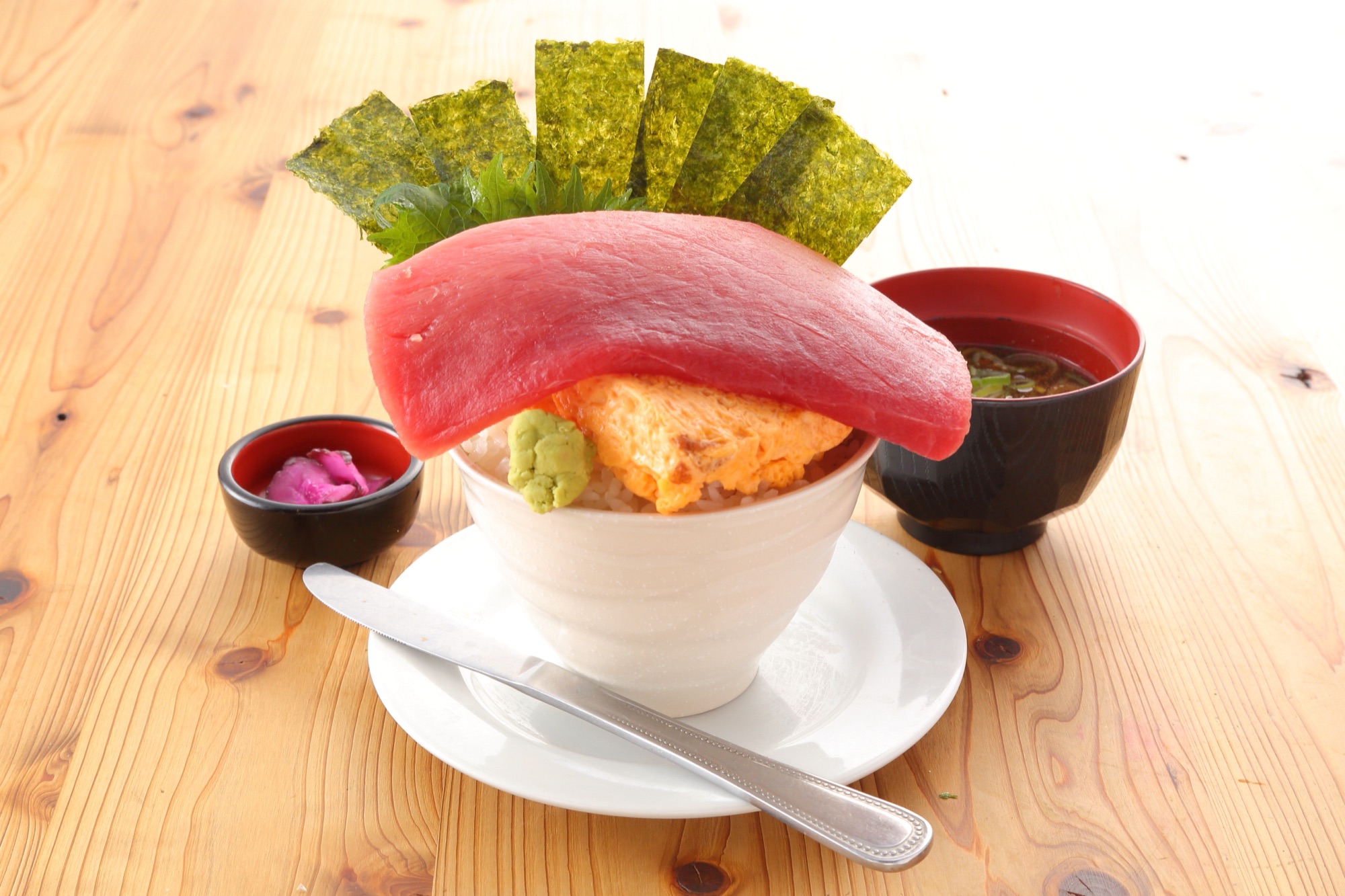 まぐろドォォーン 1,280円 味噌汁・漬物付き