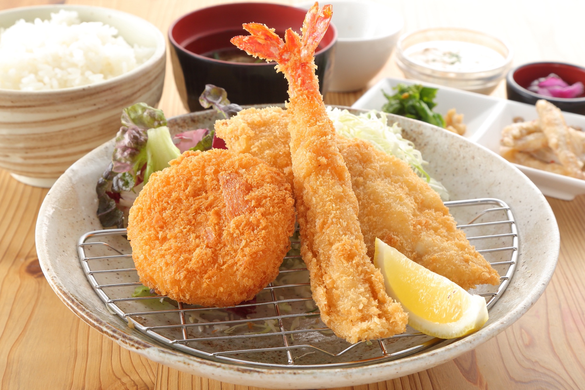 海のミックスフライ定食 880円 ごはん・味噌汁・小鉢付き